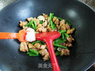 香菇四季豆炒鸡腿肉丁步骤10