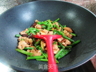 香菇四季豆炒鸡腿肉丁步骤12