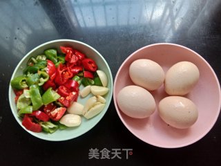 青红椒炒荷包蛋步骤1