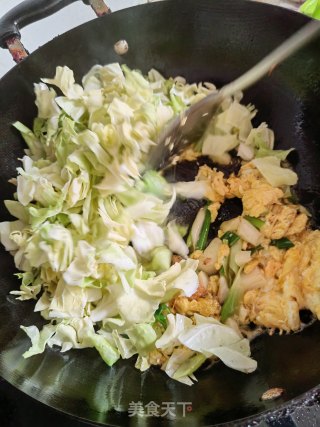 鸡蛋炒包菜步骤3