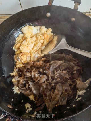 木耳炒蛋步骤3
