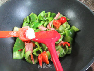 烤火腿炒三椒步骤6