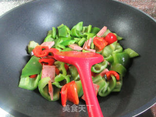 烤火腿炒三椒步骤5