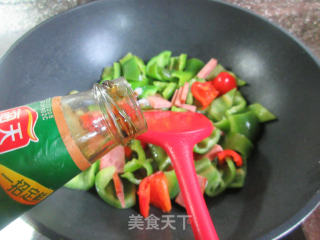 烤火腿炒三椒步骤7
