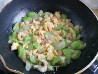 丝瓜虾仁炒蛋步骤7