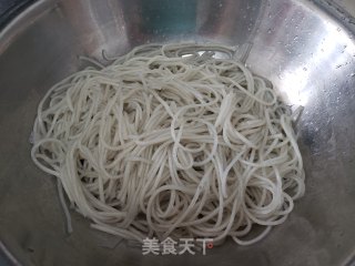 蚂蚁上树(肉末炒红薯粉条)步骤1