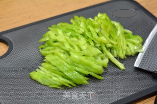 肉丝炒辣椒步骤2