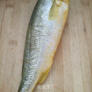 盐焗黄花鱼步骤1