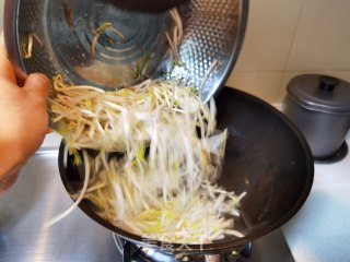 醋溜豆芽菜步骤4