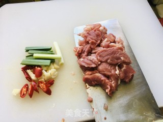 甘蓝炒肉片步骤1