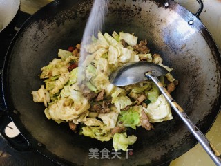 甘蓝炒肉片步骤7