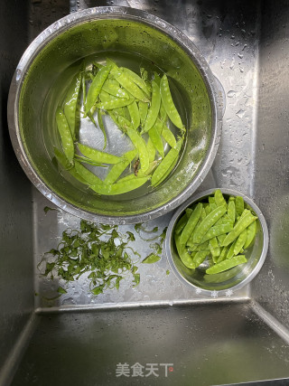 蒜香红肠荷兰豆步骤1