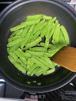 蒜香红肠荷兰豆步骤4