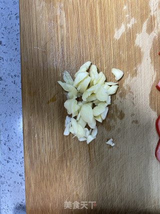 蒜香红肠荷兰豆步骤3