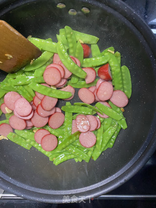 蒜香红肠荷兰豆步骤7