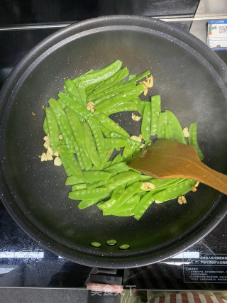 蒜香红肠荷兰豆步骤6