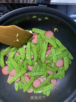 蒜香红肠荷兰豆步骤8