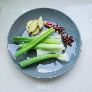 电砂锅酱大骨步骤3