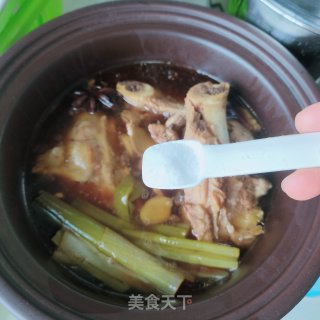 电砂锅酱大骨步骤11