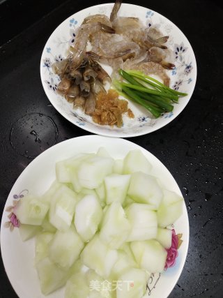 潮汕夏天常见的吊瓜炒虾仁步骤1