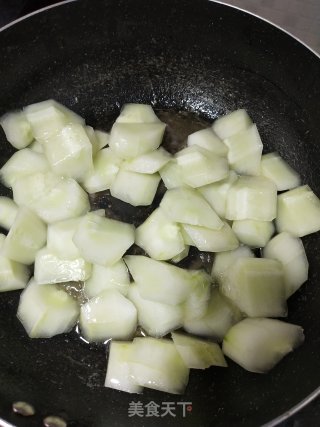 潮汕夏天常见的吊瓜炒虾仁步骤3