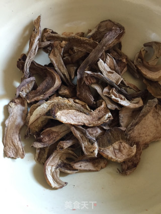 素炒白牛肝菌步骤1