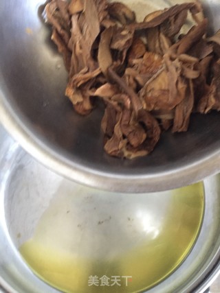 素炒白牛肝菌步骤4