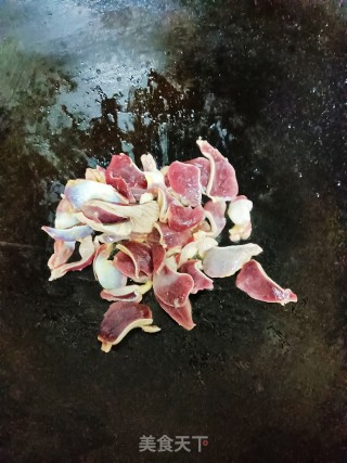 爆炒鸡胗杏鲍菇步骤3