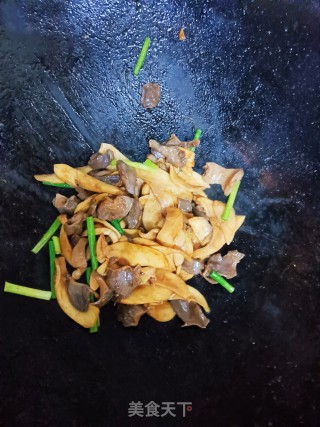 爆炒鸡胗杏鲍菇步骤7