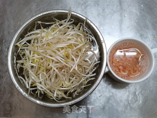 绿豆芽炒金钩海米步骤1