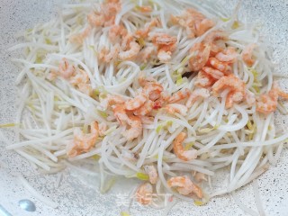 绿豆芽炒金钩海米步骤4