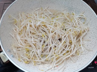 绿豆芽炒金钩海米步骤3