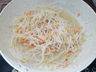 绿豆芽炒金钩海米步骤5