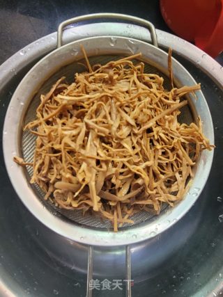 五花肉焖笋丝步骤3