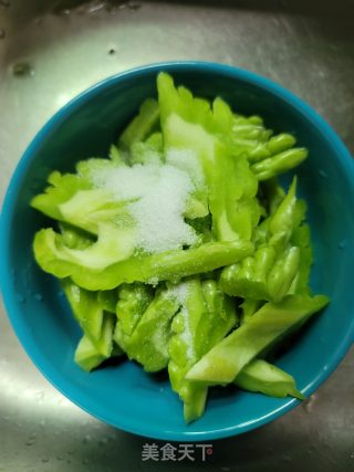 洋葱肉片炒苦瓜步骤2