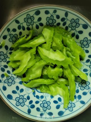 洋葱肉片炒苦瓜步骤3