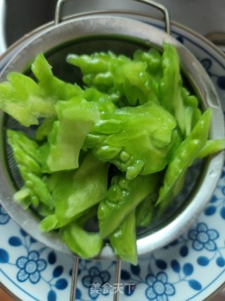洋葱肉片炒苦瓜步骤4