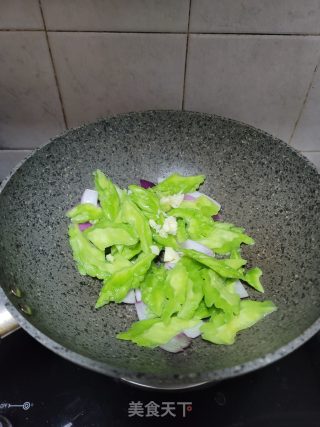 洋葱肉片炒苦瓜步骤6