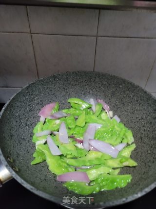 洋葱肉片炒苦瓜步骤7