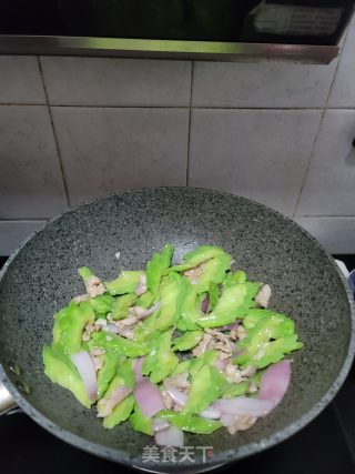 洋葱肉片炒苦瓜步骤9