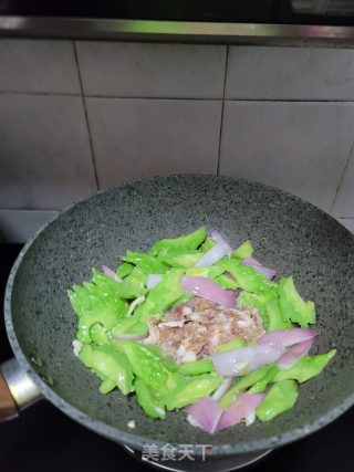 洋葱肉片炒苦瓜步骤8