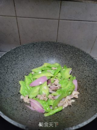 洋葱肉片炒苦瓜步骤10