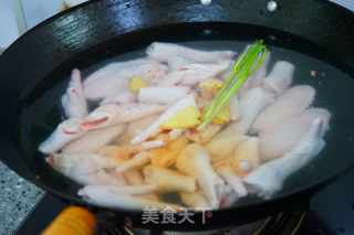 鸡爪虾煲步骤3