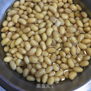 香菇黄豆焖鸡腿步骤1