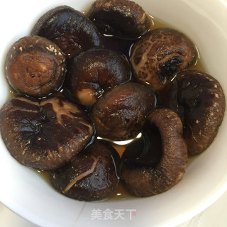 香菇黄豆焖鸡腿步骤2