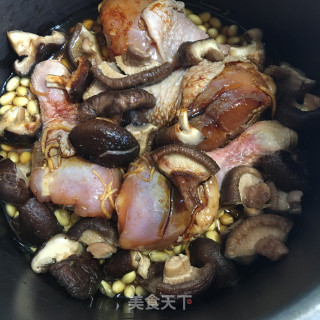 香菇黄豆焖鸡腿步骤4