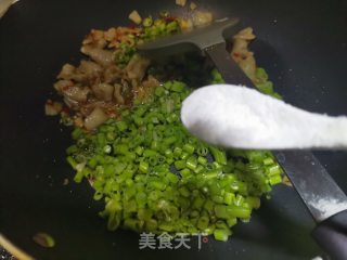 油渣炒空心菜梗步骤7