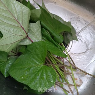 水萝卜炒红薯梗步骤1