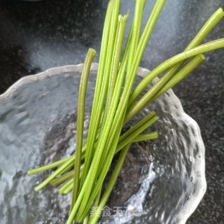 水萝卜炒红薯梗步骤2