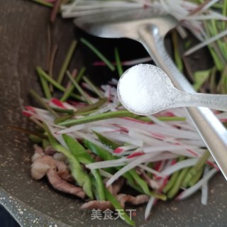 水萝卜炒红薯梗步骤11